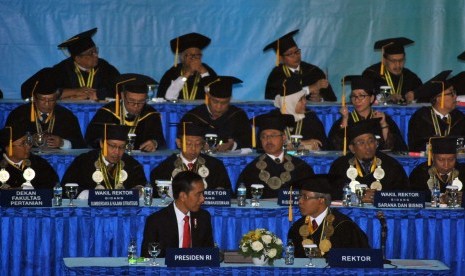 Presiden Joko Widodo (kiri) bersama Rektor IPB Herry Suhardiyanto (kanan) dan anggota guru besar IPB berbincang saat sidang terbuka di Grha Widya Wisuda, Kampus IPB, Dramaga, Kabupaten Bogor, Jawa Barat, Rabu (6/9).