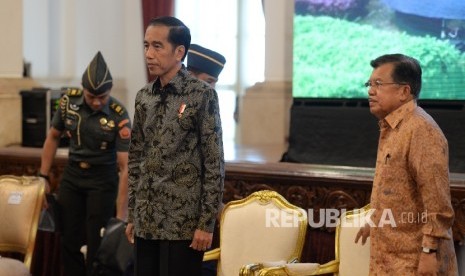 Presiden Joko Widodo (kiri) bersama Wakil Presiden Jusuf Kalla saat tiba di acara Rakor bersama Pangdam serta Kapolda di Istana Negara, Jakarta, Senin (24/10)