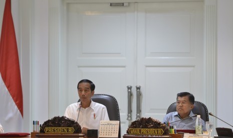 Presiden Joko Widodo (kiri) bersama Wakil Presiden Jusuf Kalla memimpin rapat terbatas di Kantor Kepresidenan, Jakarta, Selasa (7/2). 