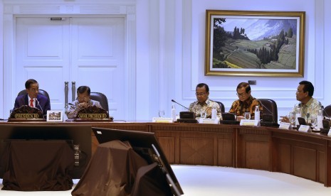 Presiden Joko Widodo (kiri) bersama Wakil Presiden Jusuf Kalla (kedua kiri) memimpin rapat terbatas Evaluasi Pelaksanaan Proyek Strategis Nasional dan Program Prioritas Provinsi Daerah Istimewa Yogyakarta di Kantor Presiden, Jakarta, Kamis (20/4). 