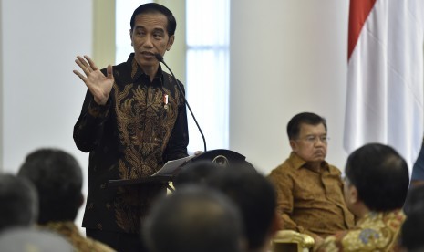 Presiden Joko Widodo (kiri) bersama Wakil Presiden Jusuf Kalla (kanan) menyampaikan arahan di depan tokoh-tokoh agama yang tergabung dalam Asosiasi Forum Kerukunan Umat Beragama (Ilustrasi)