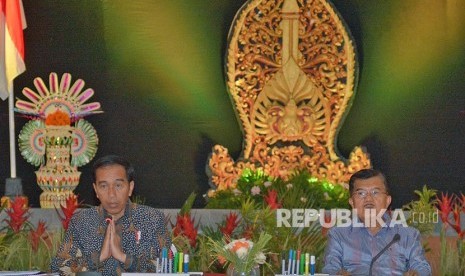 Presiden Joko Widodo (kiri) bersama Wakil Presiden Jusuf Kalla membuka rapat kabinet, di Sanur, Bali, Jumat (22/12).