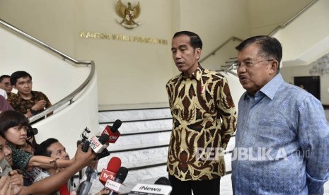 President Joko Widodo (left) and Vice President Jusuf Kalla convey a press release after a closed meeting at Vice President's Office, Jakarta, on Tuesday (Feb 6).