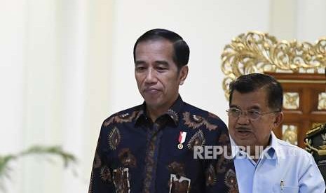 Presiden Joko Widodo (kiri) bersama Wakil Presiden Jusuf Kalla (kanan) bersiap memimpin rapat terbatas persiapan pelaksanaan Asian Para Games ke-3 di Kantor Presiden, Jakarta, Selasa (2/10).