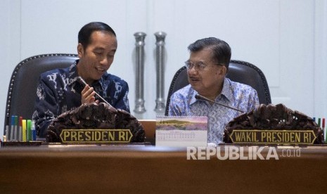 Presiden Joko Widodo (kiri) bersama Wakil Presiden Jusuf Kalla (kanan) memimpin rapat terbatas tentang ketersediaan anggaran dan pagu indikatif tahun 2020 di Kantor Presiden, Jakarta, Senin (22/4/2019). Pemerintah akan mengupayakan penganggaran dan alokasi APBN 2020 memberikan stimulus pada pertumbuhan ekonomi. 