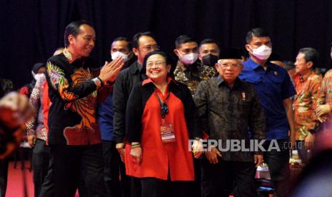 Presiden Joko Widodo (kiri) bersama Wakil Presiden Maruf Amin (kanan) dan Ketua Umum PDI P Megawati Soekarnoputri (tengah) saat tiba di acara HUT ke-50 PDI Perjuangan di JIExpo, Kemayoran, Jakarta, Selasa (10/1/2023). HUT ke-50 PDI Perjuangan mengusung tema Genggam Tangan Persatuan Dengan Jiwa Gotong Royong dan Semangat Api Perjuangan Nan Tak Kunjung Padam. Dalam acara tersebut Ketua Umum PDI Perjuangan menyampaikan pidato politiknya yang berisi imbauan kepadamkader partainya untuk disiplin berpegang pada aturan partai serta memilih untuk menunda mengumumkan Calom Presiden pada momentum perayaan HUT ke-50. 