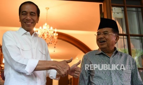 Presiden Joko Widodo (kiri) bersama Wapres Jusuf Kalla bersiap memberikan keterangan kepada media, di kediaman Wapres Jusuf Kalla di Makassar, Sulawesi Selatan, Sabtu (22/12/2018). 