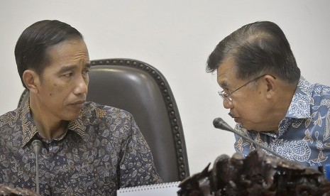 Presiden Joko Widodo (kiri) bersama Wapres Jusuf Kalla (kanan) memimpin rapat kabinet terbatas membahas aturan cuti bagi jajaran pejabat negara di Kantor Kepresidenan, Jakarta, Rabu (6/1).