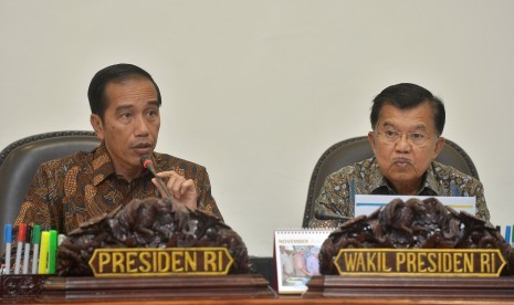 Presiden Joko Widodo (kiri) bersama Wapres Jusuf Kalla (kanan) memimpin Rapat Terbatas membahas anggaran pembangunan Papua di Kantor Presiden, Jakarta, Selasa (8/11). 