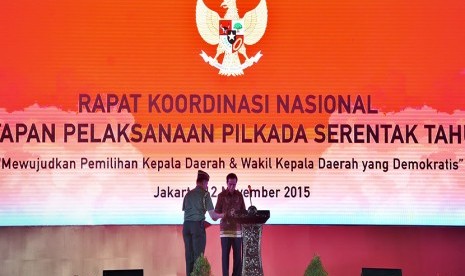 Presiden Joko Widodo (kiri) bersiap memberikan arahan kepada pemimpin lembaga tinggi negara dalam Rakornas Pemantapan Pelaksanaan Pilkada Serentak 2015 di Eco Park Ancol, Jakarta, Kamis (12/11).