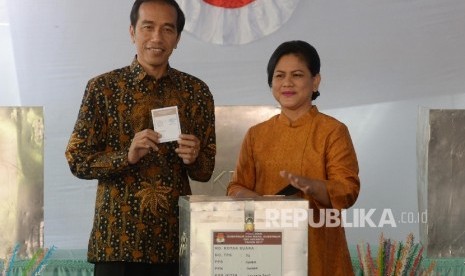 Indonesian President Joko Widodo (Jokowi) together with First Lady Iriana Widodo participated in the voting of Jakarta gubernatorial election at the voting station 04 Gambir, Jakarta, Wednesday (Feb 15).