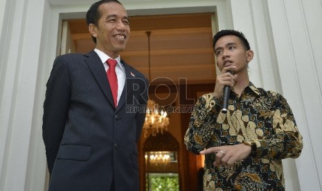 Presiden Joko Widodo (kiri) dan anak sulungnya Gibran Rakabuming Raka (kanan).