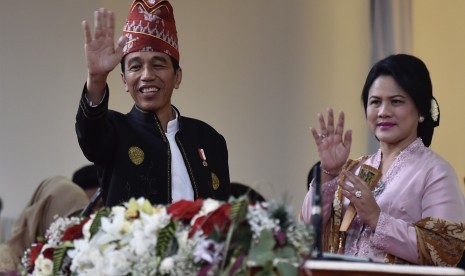 Presiden Joko Widodo (kiri) dan Ibu Negara Iriana Joko Widodo