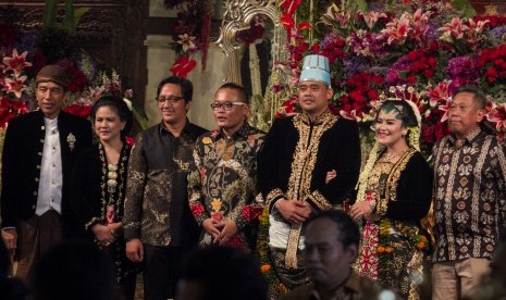 Presiden Joko Widodo (kiri) dan Ibu Negara Iriana Joko Widodo (kedua kiri) berfoto bersama artis pelawak Andre Taulani (tiga kiri), Sule (empat kiri) dan Tukul Arwana (kanan) saat resepsi pernikahan Kahiyang Ayu (dua kanan) dengan Bobby Nasution (tiga kanan) di Gedung Graha Saba, Sumber, Solo, Jawa Tengah, Rabu (8/11).