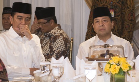 Presiden Joko Widodo (kiri) dan Ketua DPR Setya Novanto berbuka puasa bersama di kediaman dinas Ketua DPR di kompleks Widya Chandra, Jakarta, Senin (5/6).