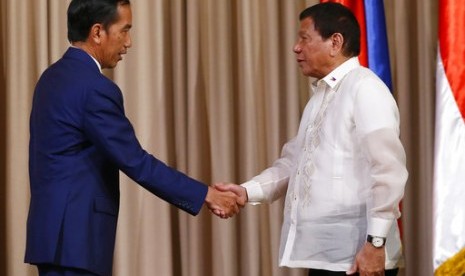 Presiden Joko Widodo (kiri) dan Presiden Filipina Rodrigo Duterte bersalaman usai konferensi pers bersama di Istana Malacanang di Manila, Filipina, Jumat, 28 April 2017.