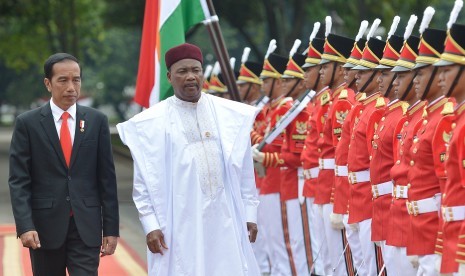 Presiden Joko Widodo (kiri) dan Presiden Republik Niger Mohamadou Issoufou (kedua kiri) memeriksa pasukan kehormatan saat kunjungan kenegaraan di Istana Merdeka, Jakarta, Senin (16/10).