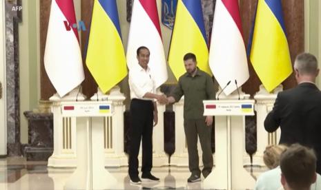 Presiden Joko Widodo (kiri) dan Presiden Ukraina Volodymyr Zelenskyy (kanan).