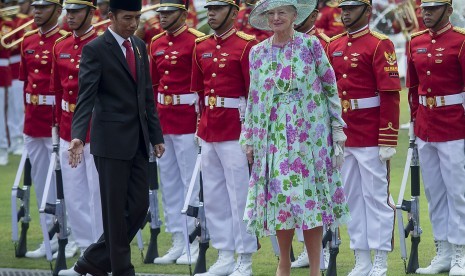 Presiden Joko Widodo (kiri) dan Ratu Denmark Margrethe II (kanan) memeriksa pasukan kehormatan pada Upacara Kenegaraan di Istana Merdeka, Jakarta, Kamis (22/10).