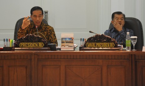 Presiden Joko Widodo (kiri) dan Wakil Presiden Jusuf Kalla menyampaikan arahan kepada menteri-menteri dalam sidang kabinet paripurna di Kantor Kepresidenan, Jakarta, Rabu (23/12). 