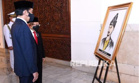 Kesultanan Ternate Syukuran Sultan Baabullah Jadi Pahlawan. Presiden Joko Widodo (kiri) dan Wakil Presiden Maruf Amin melihat lukisan Pahlawan Nasional Sultan Baabullah yang merupakan tokoh dari Provinsi Maluku Utara saat peringatan Hari Pahlawan Tahun 2020 di Istana Negara, Jakarta, Selasa (10/11/2020). Presiden Joko Widodo menganugerahkan gelar Pahlawan Nasional kepada enam tokoh yang telah melalui proses seleksi oleh Kementerian Sosial dan Dewan Gelar dan Tanda Kehormatan.