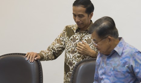 Presiden Joko Widodo (kiri) dan Wapres Jusuf Kalla (kanan) bersiap memimpin rapat kabinet terbatas di Kantor Kepresidenan, Jakarta, Kamis (25/6).