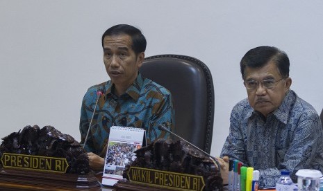 Presiden Joko Widodo (kiri) dan Wapres Jusuf Kalla (kanan) memimpin rapat kabinet terbatas yang membahas soal pelaksanaan Pilkada serentak tahun 2015 di Kantor Kepresidenan, Jakarta, Kamis (23/7). 