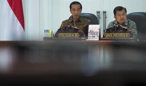 Presiden Joko Widodo (kiri) dan Wapres Jusuf Kalla (kanan) memimpin rapat kabinet terbatas di Kantor Kepresidenan, Jakarta, Kamis (15/10). 