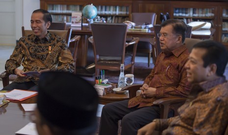 Presiden Joko Widodo (kiri) dan Wapres Jusuf Kalla (kedua kanan) serta Ketua DPR Setya Novanto (kanan) melakukan pertemuan di Istana Bogor, Jawa Barat. 