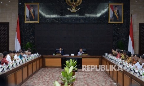 Presiden Joko Widodo (kiri) dan Wapres Jusuf Kalla memimpin sidang kabinet paripurna di Gedung Utama Kementerian Sekretariat Negara, Jakarta, Kamis (7/4).