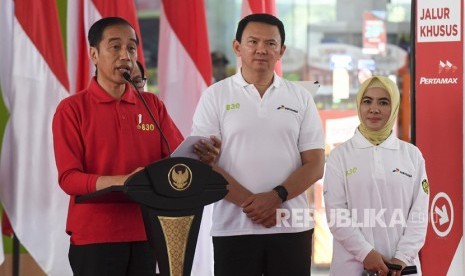 Presiden Joko Widodo (kiri) didampingi Direktur Utama Pertamina Nicke Widyawati (kanan) dan Komisaris Utama Pertamina Basuki Tjahaja Purnama (tengah).