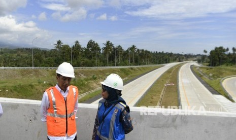 Presiden Joko Widodo (kiri) didampingi Dirut Jasa Marga Desi Arryani (kanan) meninjau ruas jalan tol Manado-Bitung di Sulawesi Utara, Jumat (5/7/2019).