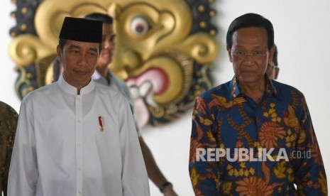 Presiden Joko Widodo (kiri) didampingi Gubernur DI Yogyakarta Sri Sultan HB X seusai melakukan pertemuan di Keraton Yogyakarta, Kamis (6/12/2018).