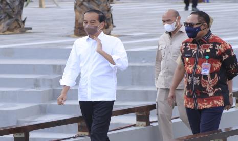 Presiden Joko Widodo (kiri) didampingi Gubernur NTT Viktor B Laiskodat (kedua kanan) dan Wali Kota Kupang Jefri Riwu Kore (kanan) meninjau taman wisata baru dan kuliner di Pantai Kelapa Lima, Kota Kupang, NTT, Kamis (24/3/2022). Presiden berharap pembangunan Pantai Kelapa Lima dapat memberikan kenyamanan bagi wisatawan yang berkunjung ke daerah itu.