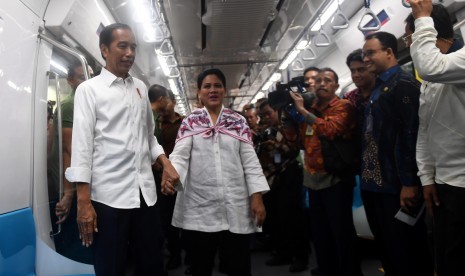 Presiden Joko Widodo (kiri) didampingi Ibu Negara Iriana Joko WIdodo (kedua kiri) mencoba MRT dengan rute stasiun Bundaran HI-Lebak Bulus-Istora di Jakarta, Kamis (21/3/2019).