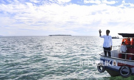 Presiden Joko Widodo (kiri) didampingi Ibu Negara Iriana Joko Widodo mengunjungi kawasan wisata Bunaken di Sulawesi Utara, Jumat (5/7). Pemerintah melalui Kementerian Komunikasi dan Informatika (Kemkominfo) turut membantu pemulihan pariwisata di Indonesia.