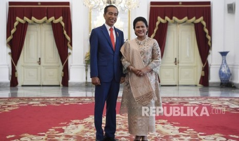 Presiden Joko Widodo (kiri) didampingi Ibu Negara Iriana Joko Widodo (kanan) berpose usai menerima sejumlah tamu negara di Istana Merdeka, Jakarta, Ahad (20/10/2019).