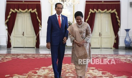 Presiden Joko Widodo (kiri) didampingi Ibu Negara Iriana Joko Widodo (kanan)