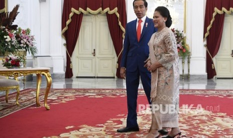 Presiden Joko Widodo (kiri) didampingi Ibu Negara Iriana Joko Widodo (kanan) berpose usai menerima sejumlah tamu negara di Istana Merdeka, Jakarta, Ahad (20/10/2019).