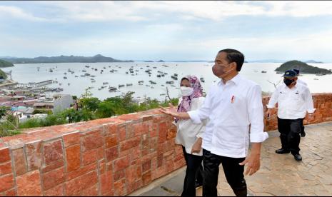 Presiden Joko Widodo (kiri) didampingi Ibu Negara Iriana Joko Widodo menikmati pemandangan di Kawasan Puncak Waringin, Labuan Bajo, Nusa Tenggara Timur, Kamis (14/10/2021). Dalam kunjungan kerjanya Presiden meresmikan penataan Kawasan Puncak Waringin, Kawasan Batu Cermin, dan delapan ruas jalan di Labuan Bajo. 