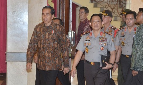 Presiden Joko Widodo (kiri) didampingi Kapolri Jenderal Polisi Tito Karnavian.