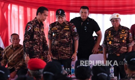 Presiden Joko Widodo (kiri) didampingi Ketua Umum Forum Komunikasi Putra Putri TNI-Polri (FKPPI) Pontjo Sutowo (kanan) dan Ketua DPR sekaligus Ketua Badan Bela Negara FKPPI Bambang Soesatyo (kedua kiri) membuka Jambore Kebangsaan Bela Negara FKPPI di Jakarta, Jumat (7/12/2018).