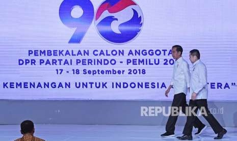 Presiden Joko Widodo (kiri) didampingi Ketua Umum Partai Perindo Harry Tanoesoedibjo (kanan) bersiap memberikan pembekalan bagi calon anggota legislatif Partai Perindo di Jakarta, Senin (17/9).