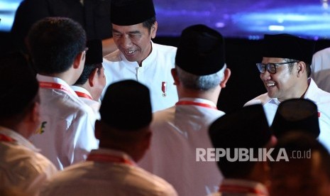 Presiden Joko Widodo (kiri) didampingi Ketua Umum PKB Muhaimin Iskandar (kanan) tiba untuk menghadiri Konsolidasi Caleg PKB di Balai Sarbini, Jakarta, Senin (17/12/2018). 