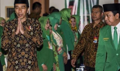 Presiden Joko Widodo (kiri) didampingi Ketua Umum PPP M Romahurmuziy (kanan).