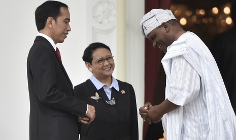 Presiden Joko Widodo (kiri) didampingi Menlu Retno Marsudi (tengah) berbincang dengan Dubes Nigeria untuk RI Hakeem Balogum usai Penyerahan surat-surat kepercayaan Duta Besar Luar Biasa dan Berkuasa Penuh (LBBP) untuk Republik Indonesia di Istana Merdeka, Jakarta, Selasa (12/9). 