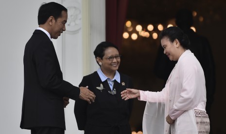 Presiden Joko Widodo (kiri) didampingi Menlu Retno Marsudi (tengah) berjabat tangan dengan Dubes Myanmar untuk RI Ei Ei Khin Aye usai Penyerahan surat-surat kepercayaan Duta Besar Luar Biasa dan Berkuasa Penuh (LBBP) untuk Republik Indonesia di Istana Merdeka, Jakarta, Selasa (12/9).