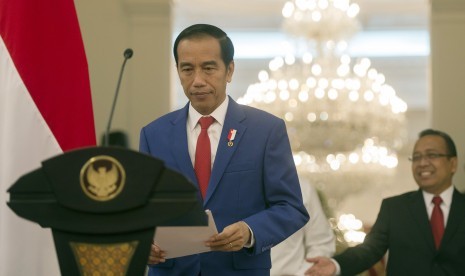 Presiden Joko Widodo (kiri) 