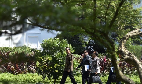 Presiden Joko Widodo (kiri) didampingi Mensesneg Pratikno (kanan) dan Seskab Pramono Anung (tengah) berjalan menuju Kantor Presiden untuk memimpin Rapat Terbatas Evaluasi Pelaksanaan Proyek Strategis Nasional dan Program Prioritas Provinsi Kalimantan Selatan di Jakarta, Senin (10/4). 