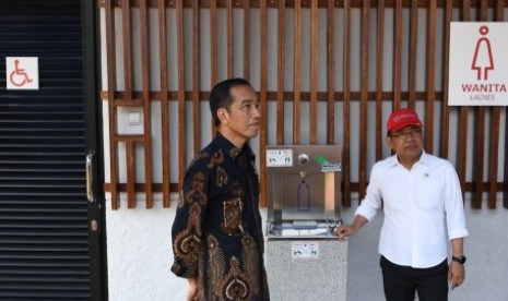 Presiden Joko Widodo (kiri) didampingi Mensesneg Pratikno meninjau fasilitas umum untuk masyarakat berkebutuhan khusus di Kompleks Gelora Bung Karno, Senayan, Jakarta, Selasa (16/10/2018). Kunjungan tersebut untuk menyaksikan secara langsung kelengkapan fasilitas bagi disabilitas serta mengajak seluruh pemangku kepentingan membuat kebijakan yang ramah untuk masyarakat berkebutuhan khusus.